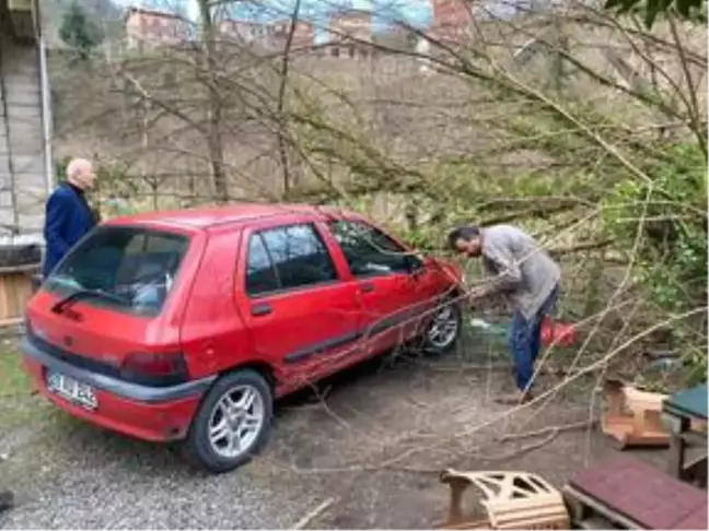 Giresun'da heyelan sonucu kaya parçaları yolu kapattı