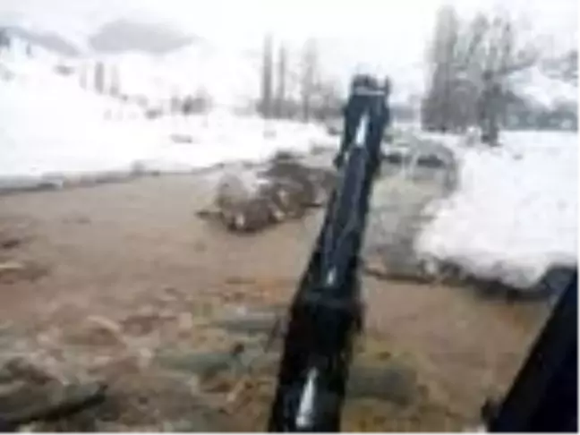 Feke'de sel ve heyelan nedeniyle yollar ulaşıma kapandı