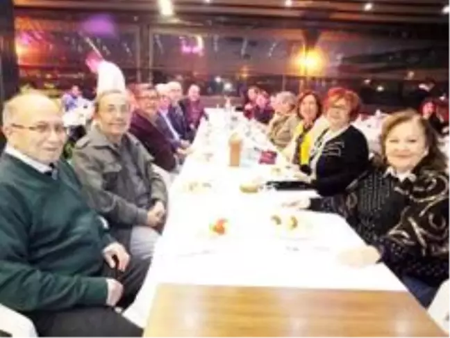 Burhaniye'de doktorlar emekliye ayrılan arkadaşları için uğurlama yemeği verdi