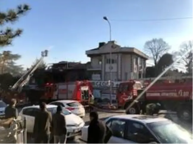 Kadıköy'de çıkan yangında 1 restoran ve 2 evin çatısı kül oldu