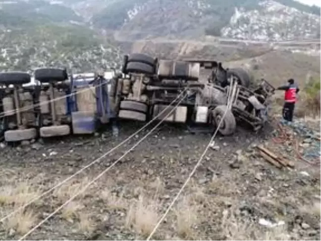 Sakarya'da şarampole devrilen tırın sürücüsü öldü
