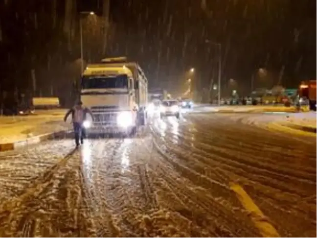 Afyonkarahisar-Antalya kara yolunda trafik akışı güçlükle sağlanıyor