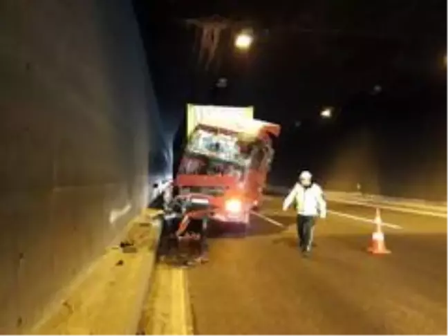 Tünelde tır tıra çarptı: 1 yaralı