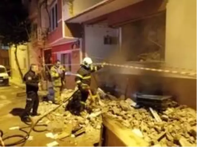 Yıkılan binada yangın çıktı