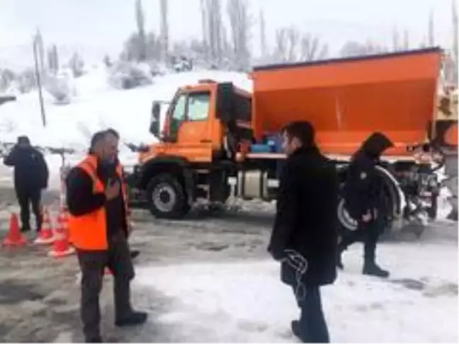 Hizan'da karla mücadele çalışmaları aralıksız sürüyor