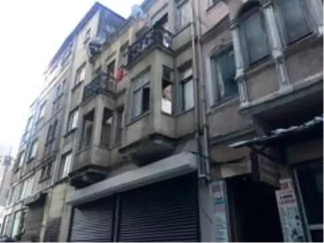 Beyoğlu'nda metruk binada çökme meydana geldi