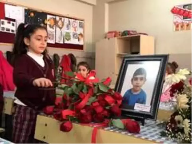 Depremde hayatını kaybeden Miraç Ali'nin arkadaşları ilk derse hüzünlü başladı