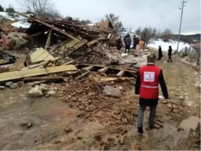 Kastamonu'da fırtına nedeniyle 2 katlı ahşap ev yıkıldı