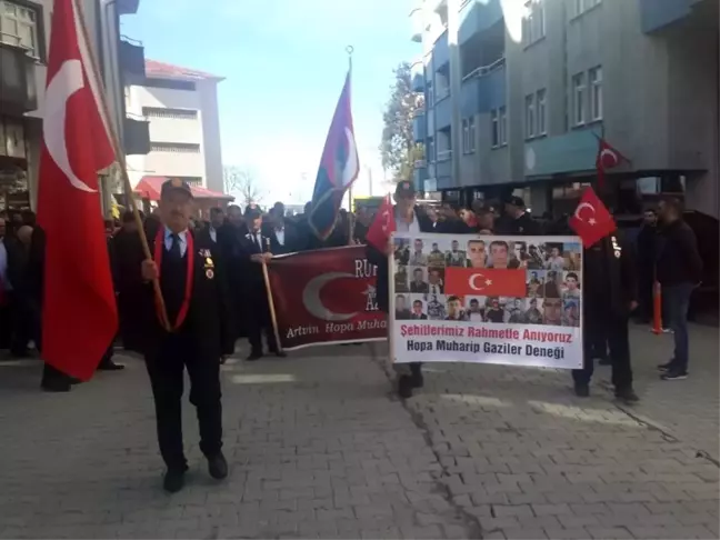 Hopa'da binlerce kişi şehitleri için yürüdü