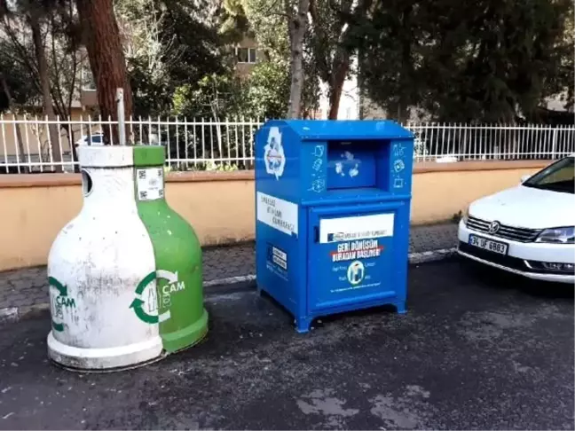 Kadıköy'de giysi kumbaraları kaldırıldı