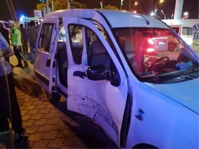 Motosiklet, hafif ticari araca çarptı: 1'i ağır, 4 yaralı