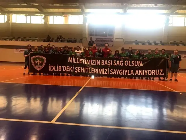 Köy okulunun kızlarının hokeyde başarısı parmak ısırttı