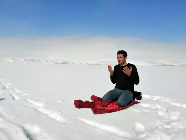 Donan göl üzerinde namaz