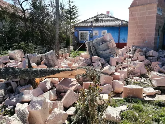 Konya'da fırtına hayatı olumsuz etkiledi