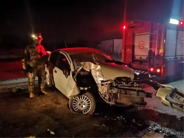 Kontrolden çıkan otomobil elektrik direğine çarparak durabildi: 2'si çocuk 4 yaralı