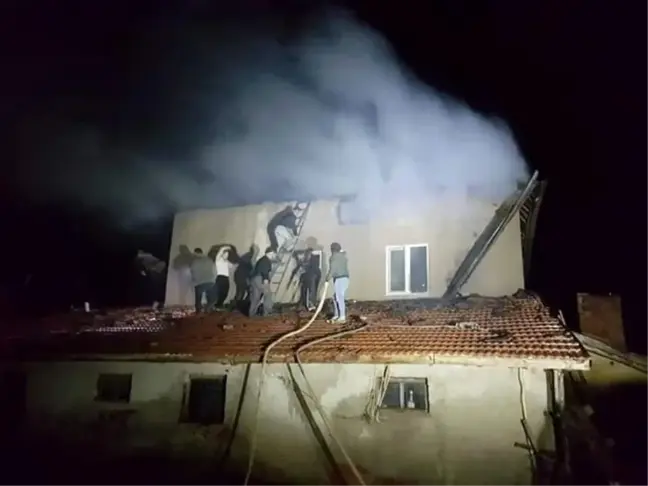 Gediz'in Göynükören köyünde çatı yangını