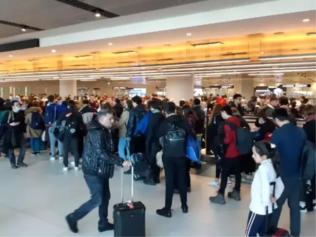 İngiltere'deki Türkler son uçaklarla İstanbul'a geldi