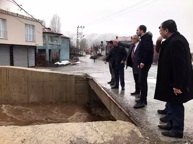 Güroymak'ta sağanak taşkına neden oldu