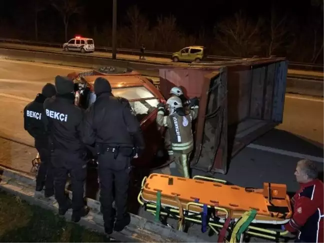 Otomobilin çarptığı kamyon devrildi: 2 ağır yaralı