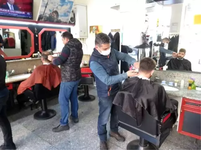 İstanbul'daki berberler ve müşteriler faaliyetlerin durdurulması kararından memnun