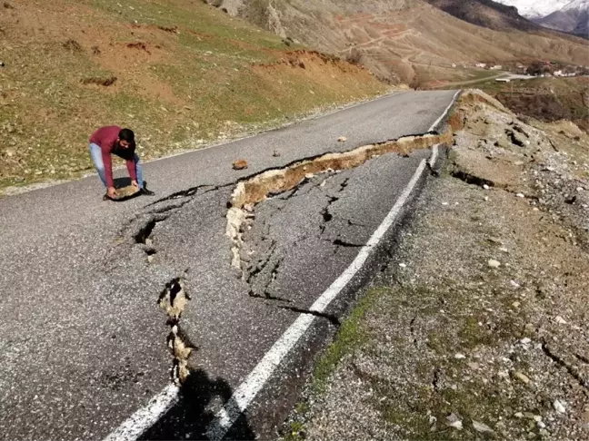 Sason'da çöken yol vatandaşlar tarafından trafiğe kapatıldı