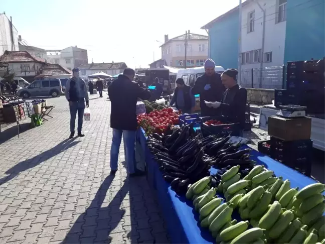 Belediye Başkanı Gürel, ilçe pazarında maske ve eldiven dağıttı