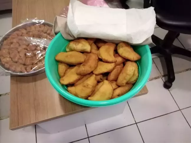 Elleriyle yaptığını sağlıkçılara götürdü