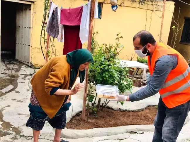 Kızıltepe'nin gönül elçileri evde börek yapıp yaşlılara götürüyor