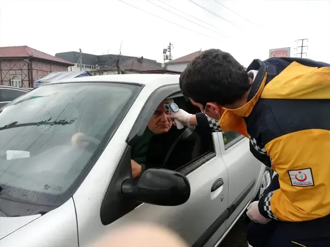 Düzce'nin giriş ve çıkışlarında sürücü ve yolcuların ateşi ölçülüyor