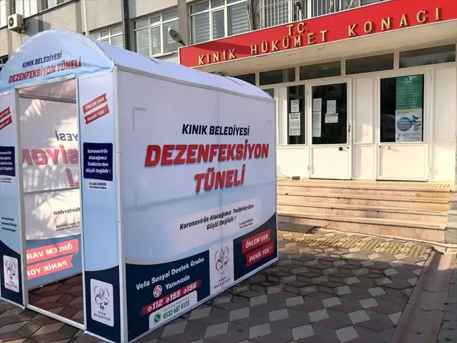 Kınık Belediyesi işçileri dezenfeksiyon tüneli yaptı