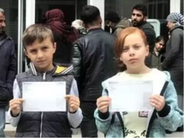 İkiz kardeşler, tablet almak için topladıkları paraları 'Biz Bize Yeteriz' kampanyasına bağışladı