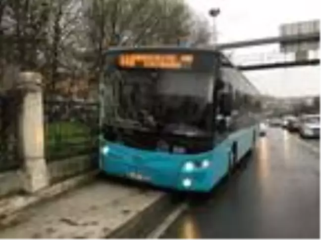 Kağıthane'de özel halk otobüsü kaldırıma çıktı