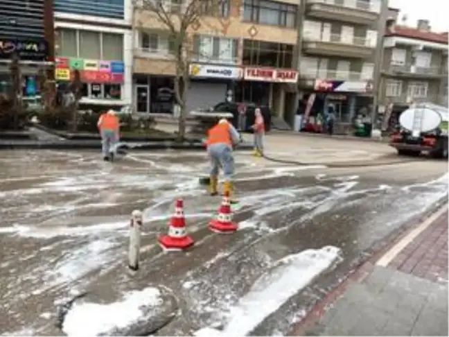 Şereflikoçhisar'da caddeler lavanta kokulu ilaçlarla yıkandı
