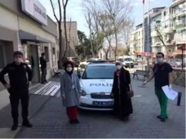 (Özel) Ulaşım için araç bulamayan sağlık çalışanlarının imdadına polis yetişti
