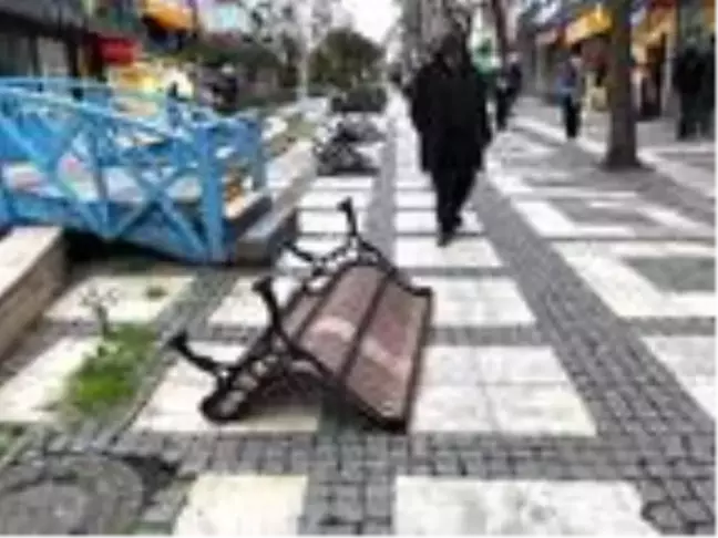 Avcılar sahili de caddesi de dün akşam dolmuştu, bugün banklar söküldü