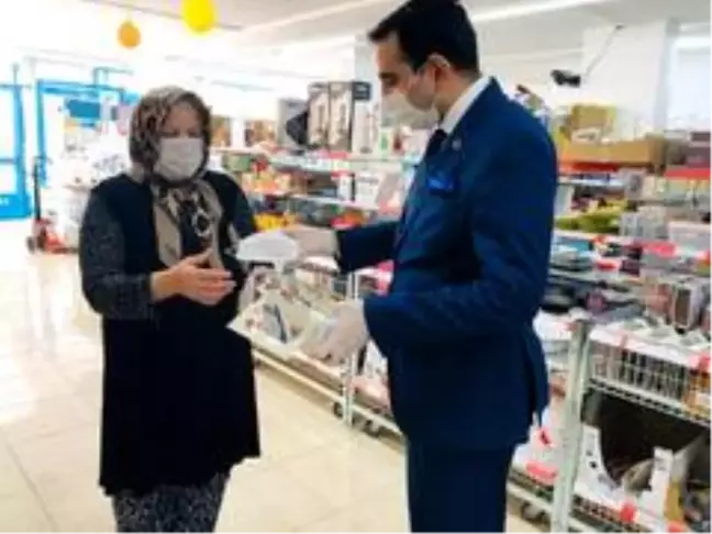 Çiçekdağı kaymakamı vatandaşa maske dağıttı