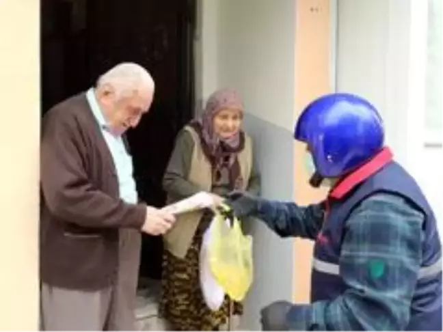 Emektar gazete dağıtıcısı 65 yaş ve üzeri abonelerinin eli kulağı oldu