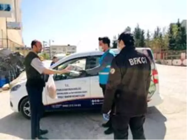 Artuklu'da evlere gazete ve ekmek dağıtımı