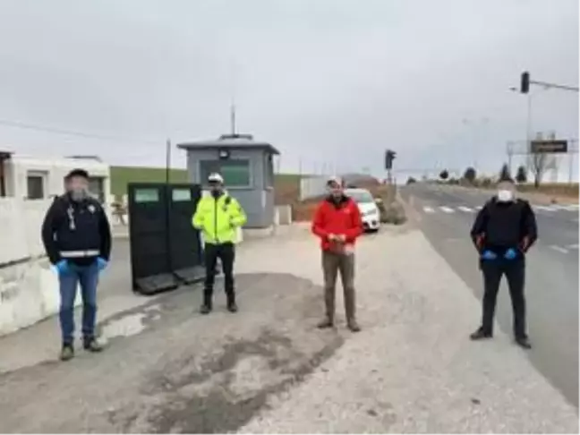 Kırşehir'de gençler, polis, jandarma ve sağlık görevlileri için maske üretiyor