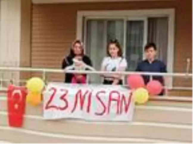 Osmaniye'de 23 Nisan, evlerin balkonlarında kutlanıyor