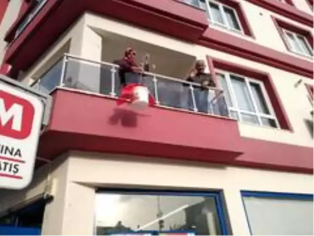 Yavuzeli İlçe Kaymakamı Taşkın maske ve Türk bayrağı dağıttı