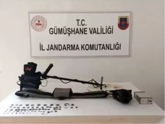 Gümüşhane'de altın arama dedektörüyle yakalanan kişinin evinde 70 sikke bulundu