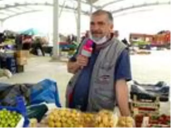 Pazarda karaoke mikrofonuyla satış