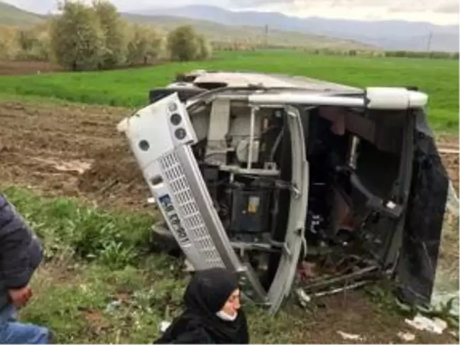 Afyonkarahisar'da karantinadan çıkanları taşıyan otobüs devrildi: 16 yaralı