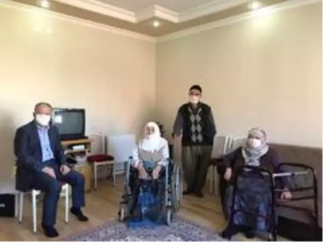 Kaymakam Duru ilçedeki 11 asırlık çınarın Anneler Günü'nü kutladı