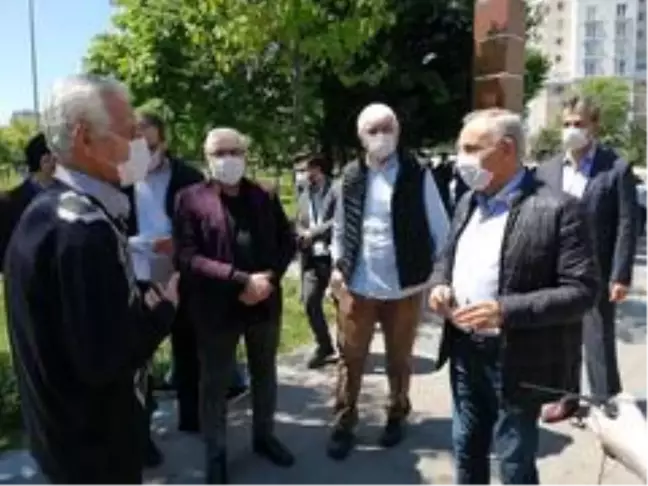 Küçükçekmece'de sokağa çıkan 65 yaş üstü vatandaşlara Başkan Çebi eşlik etti