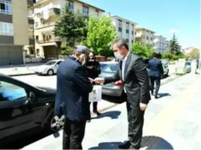 Başkan Köse'den sokağa çıkan yaşlılara maske ve kolonya