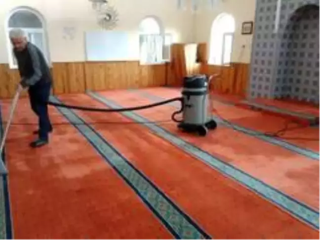 Gönüllü olarak camileri açılışa hazırlıyorlar