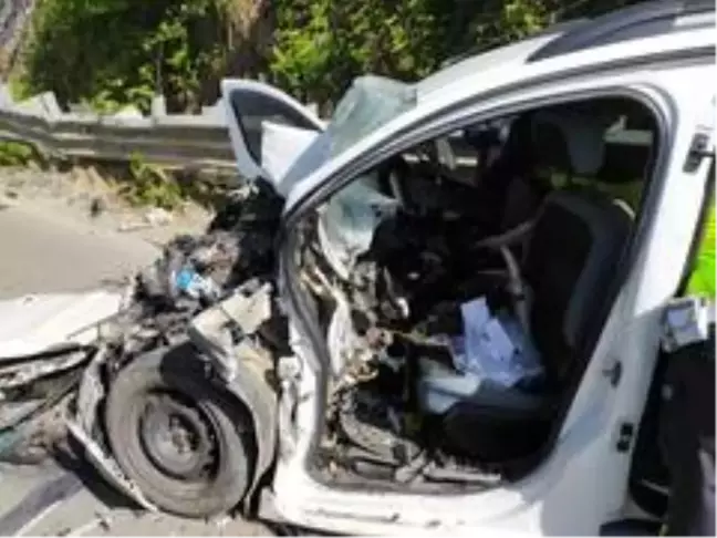 Rize'de halk otobüsü ile kamyonet çarpıştı: 1 ölü, 6 yaralı