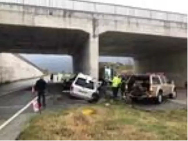 Kastamonu'da, otomobil üst geçit ayağına çarptı: 2 ölü, 1 yaralı
